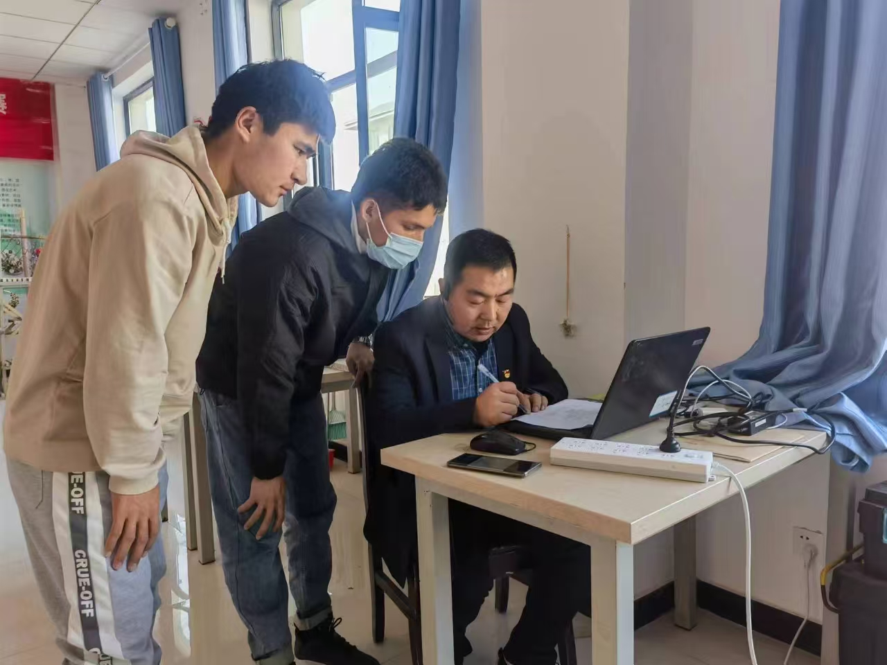 王水浪老师辅导阿职院学生参加技能大赛