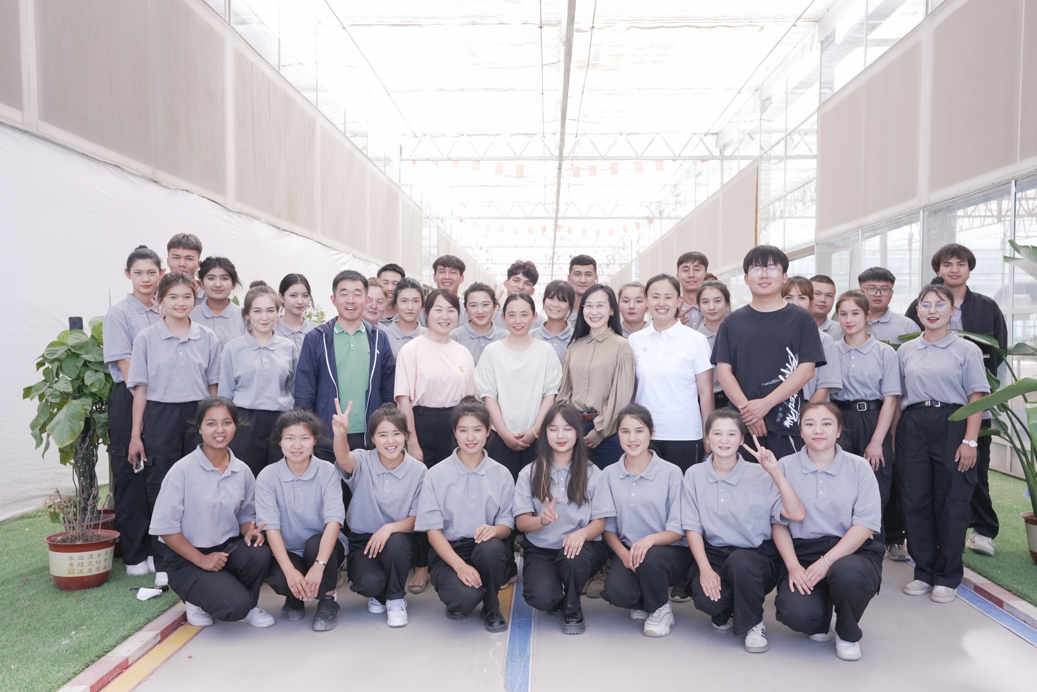 龚仲幸与黄璐滢老师在阿克苏指导教学能力比赛与学生合影
