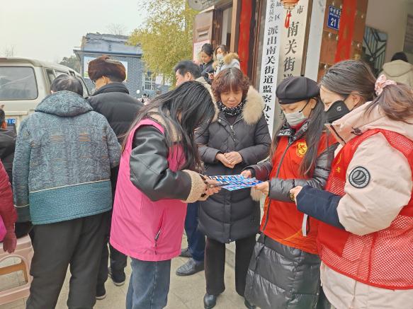 党员孙梦薇协助拍摄证件照 党员孙梦薇协助拍摄证件照