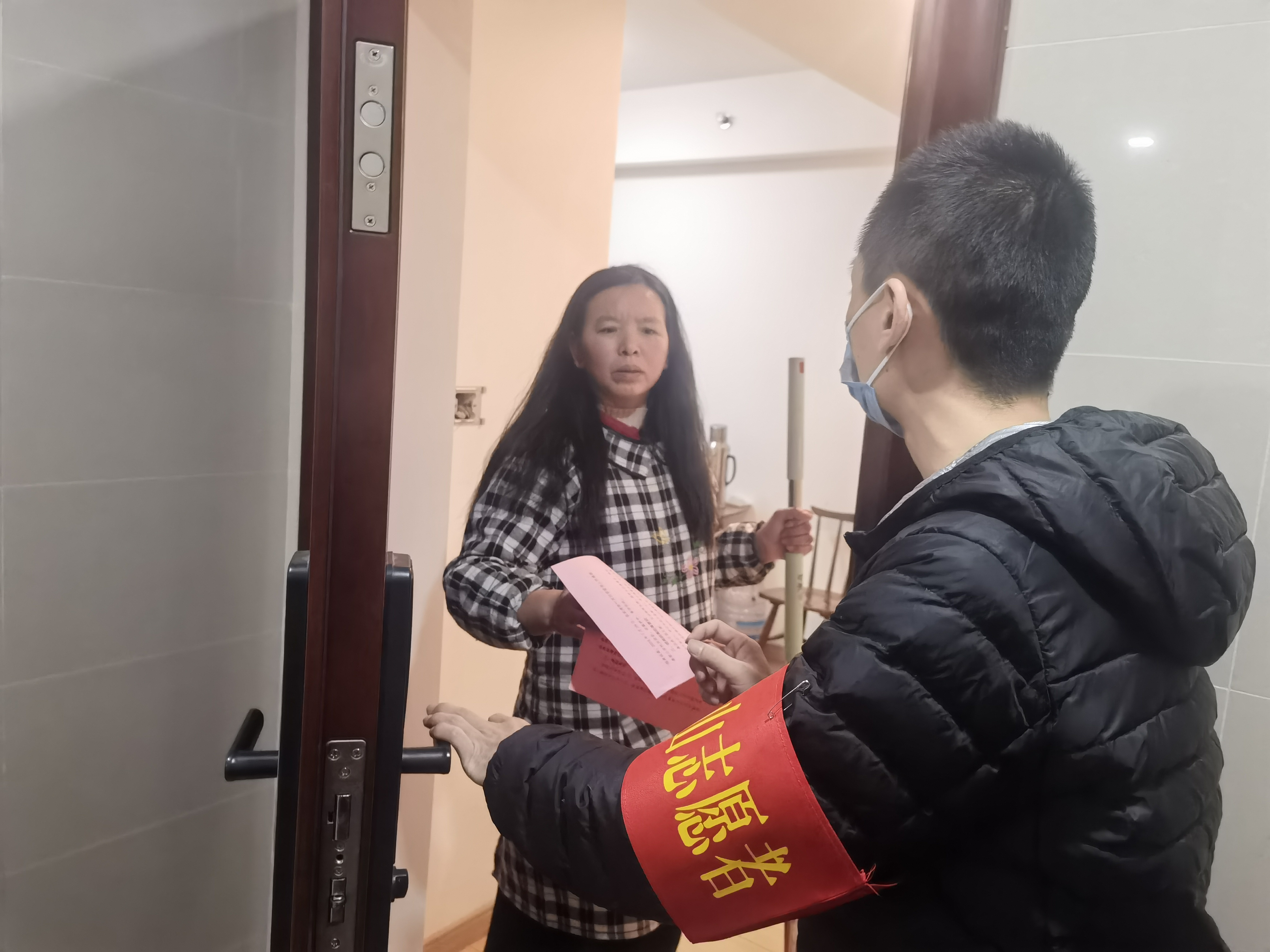 2024-12-25党员下沉-配合光霞社区对世茂云锦瑰海园小区开展集中入户宣传2