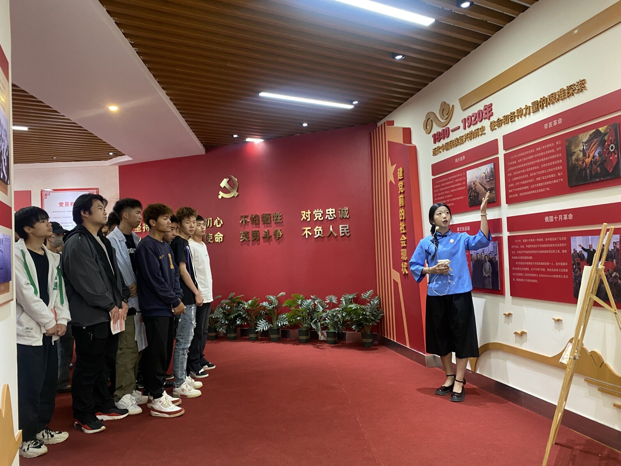 照片1：大学生宣讲团宣讲影像