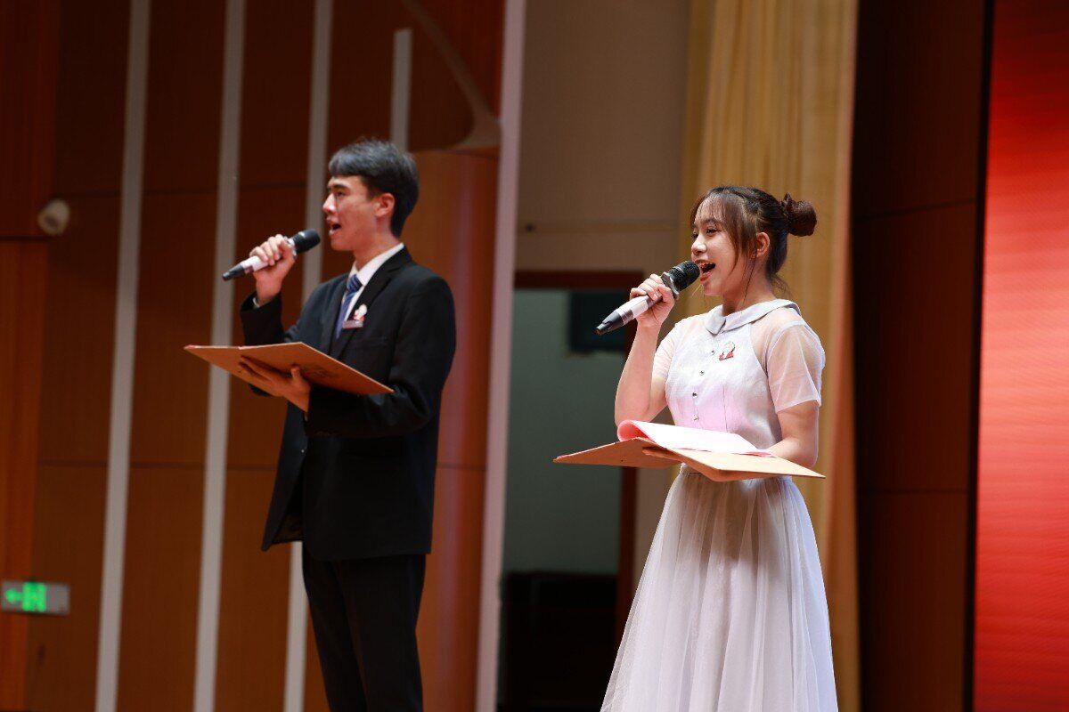 照片4  大学生宣讲员担任活动主持人