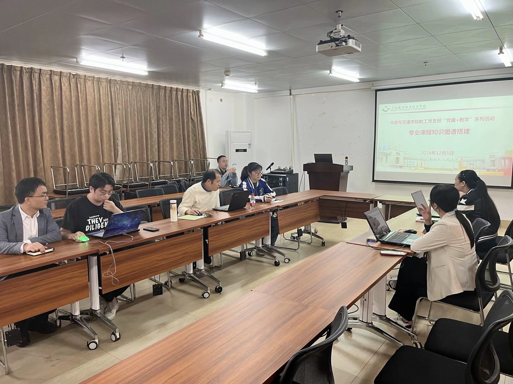 与会老师就知识图谱如何赋能教学创新展开交流讨论
