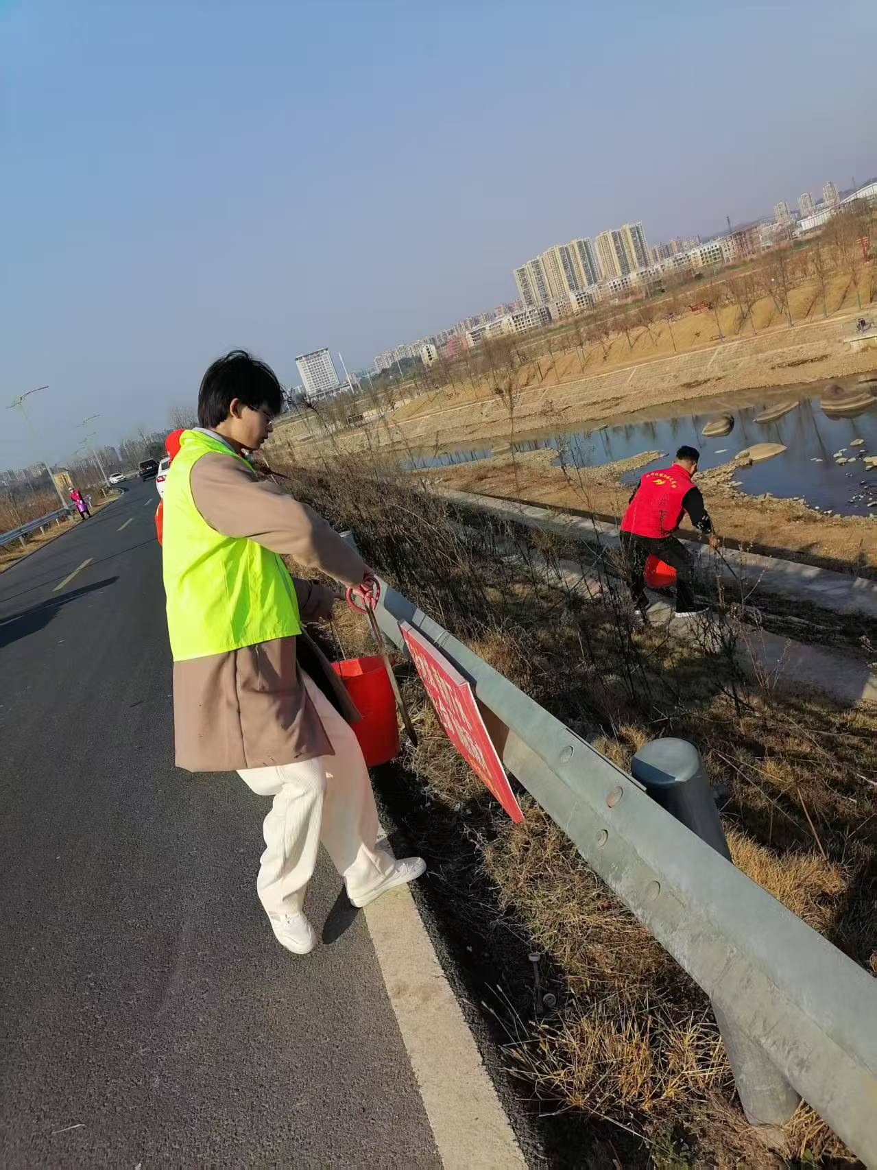 协助街道社区打扫卫生