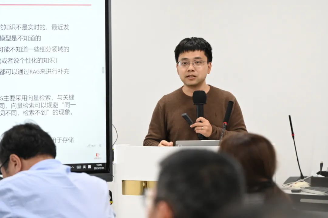 AI赋能，助力行政管理数智化飞跃——化学化工学院办公室党支部与实验室与设备管理处党支部开展共建活动 2