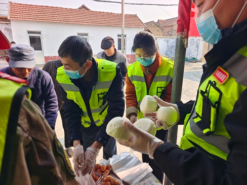 邱丽颖协助村委会为村民发放春节福利