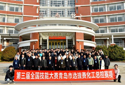 校领导与参赛专家及选手合影留念