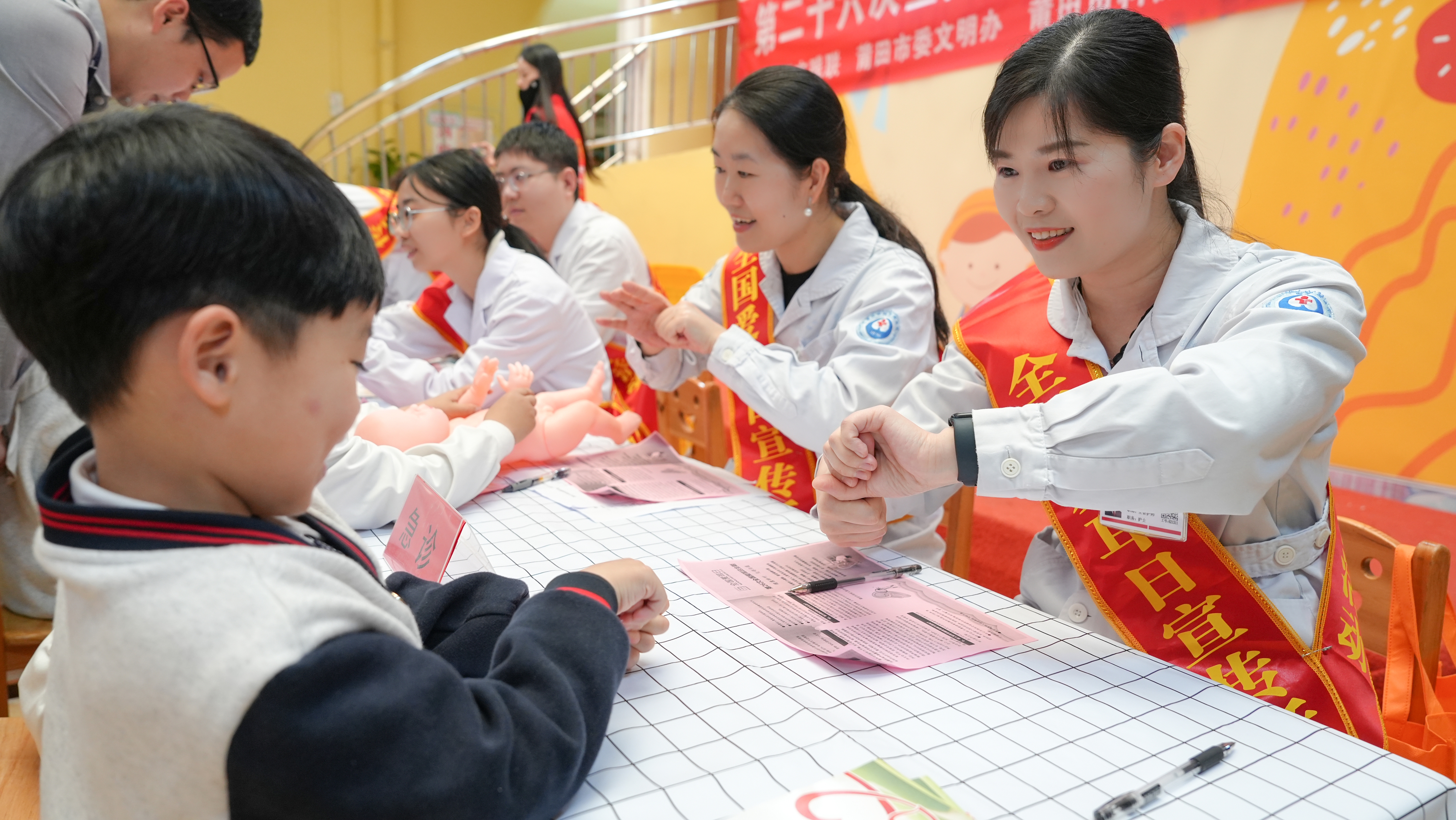 急诊科护士传授七步洗手法