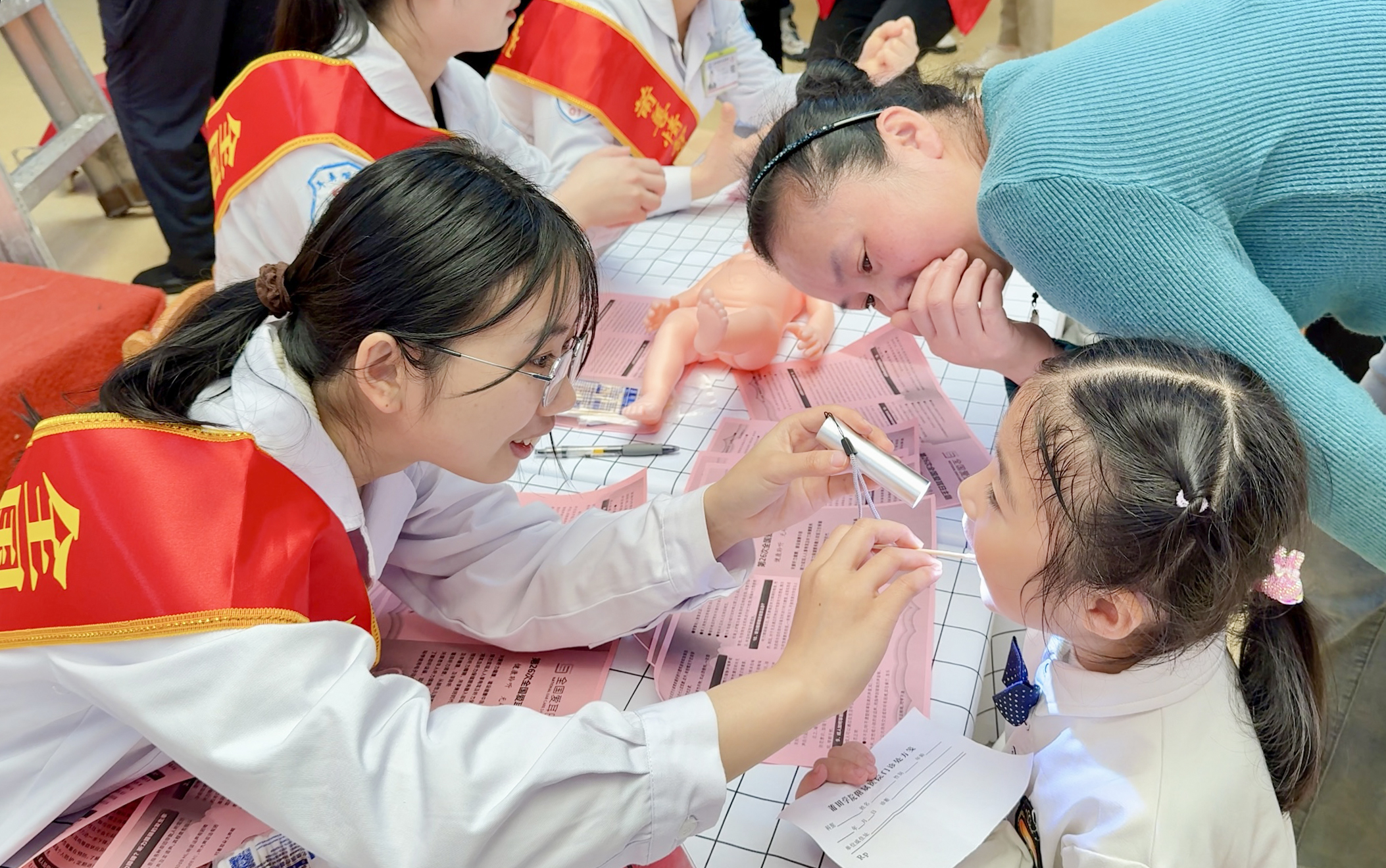 口腔科医生为孩子们检查牙齿