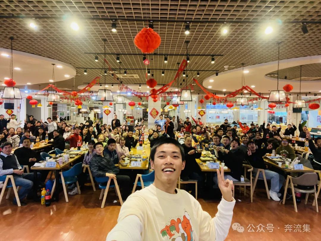 支部党员和学生一起过元旦