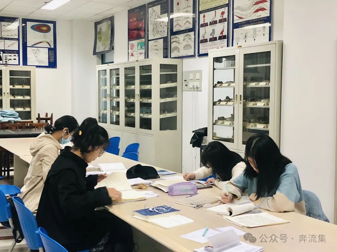 学生在“油气地质实验室”上自习