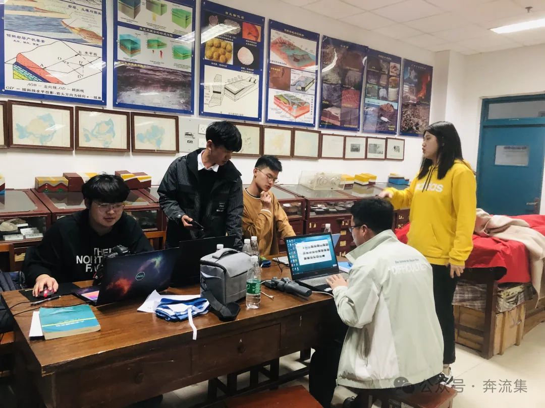 学生在石油地质勘探概论课实验室讨论问题