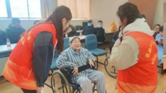 学生与老人聊天