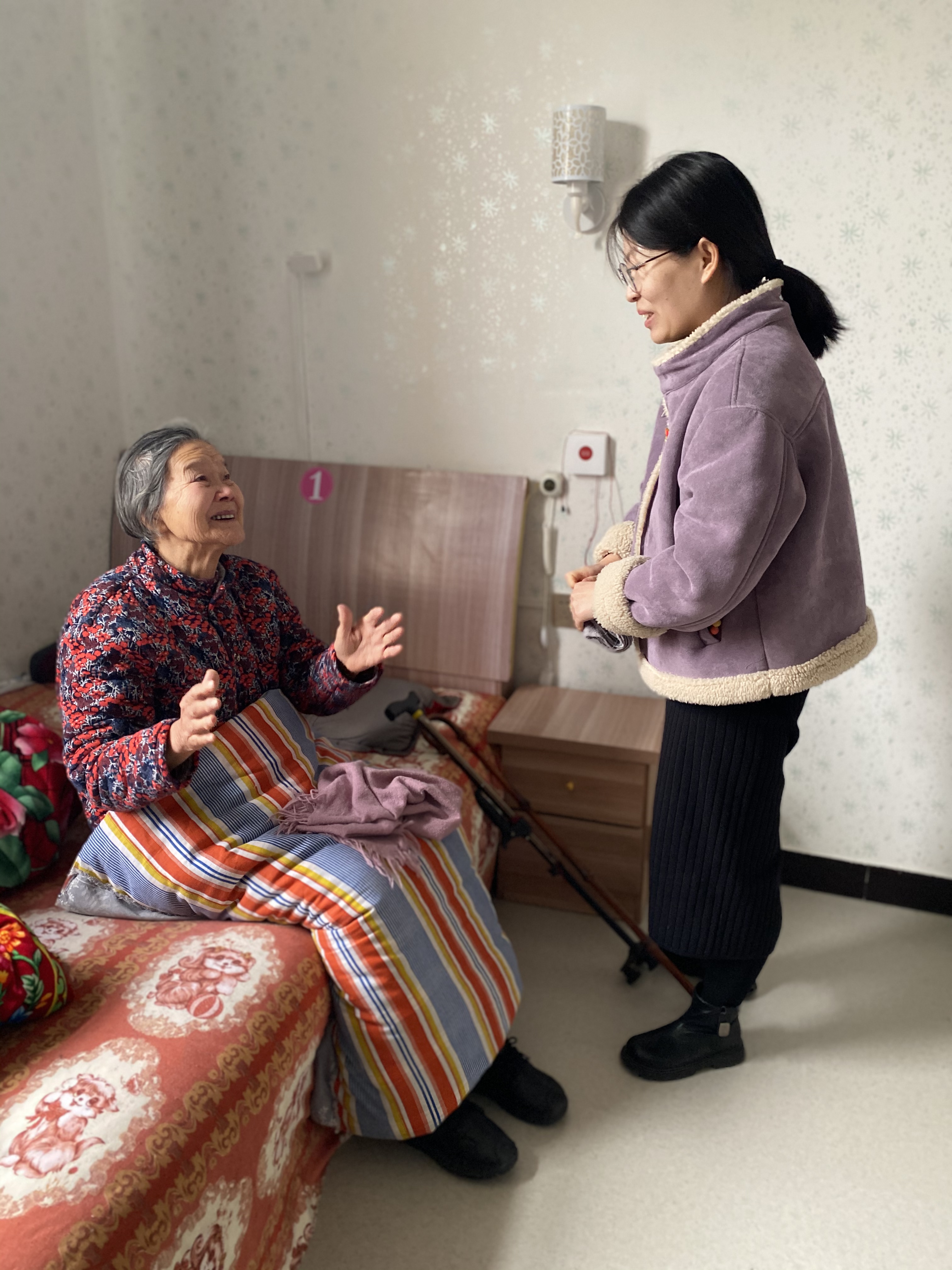 党员和老人聊天