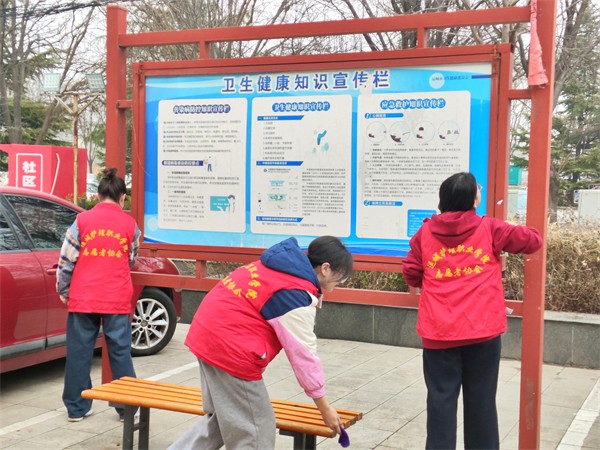 学生清扫感恩广场