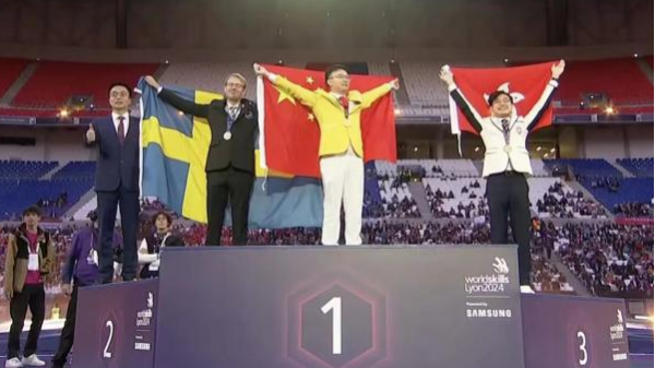 图5：唐凡登上第47届世界技能大赛最高领奖台