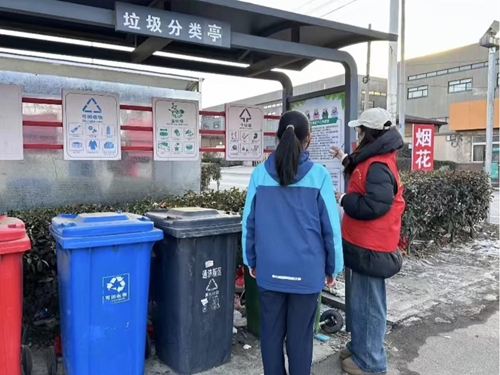 刘晓芳在社区进行垃圾分类科普