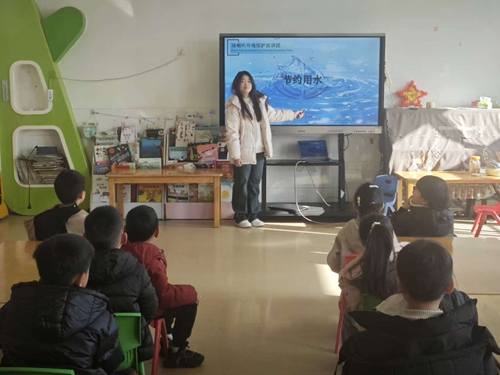 田圣薇在幼儿园开展节水知识宣讲
