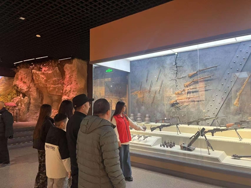 郭政蓉在八路军太行纪念馆开展讲解工作