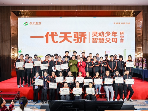 王柏淇等学生与老党员一起参加志愿活动