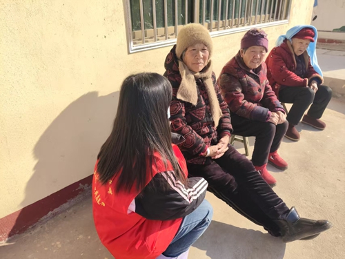 吕凤丽在吕寨村向村民了解村庄发展经过