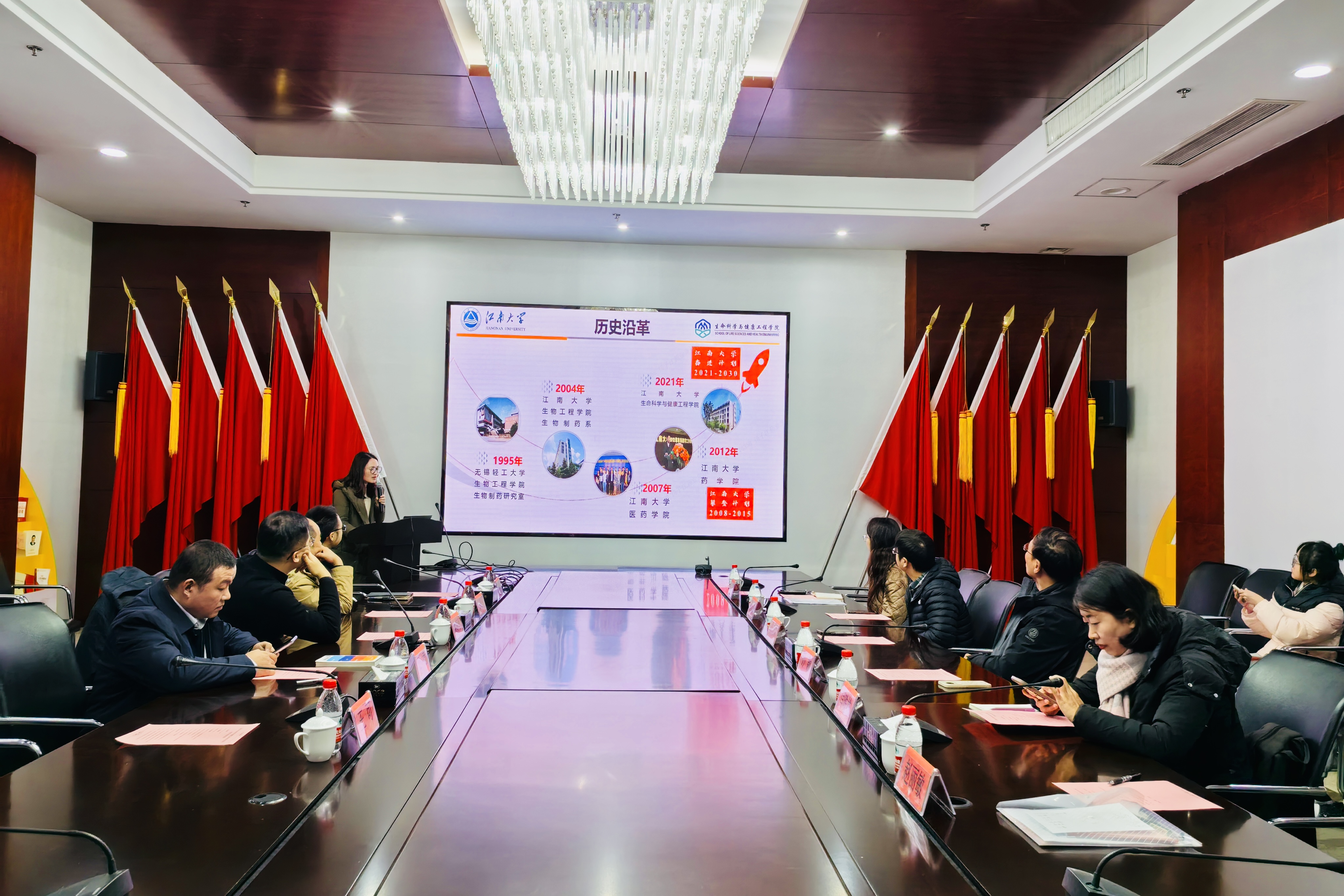 图2：孙颖介绍学院基本情况