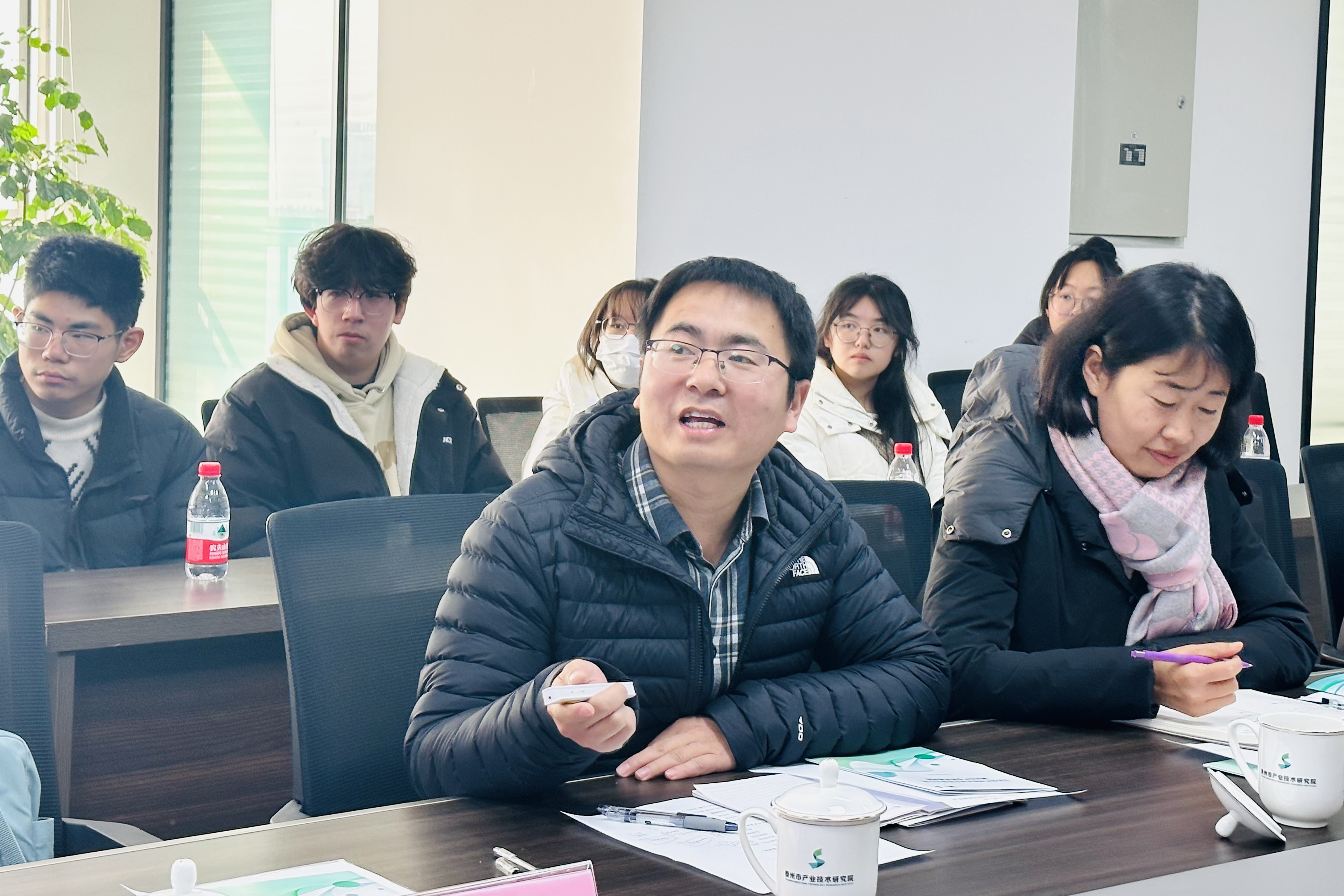 图4：邱立朋介绍学院科研项目整体情况