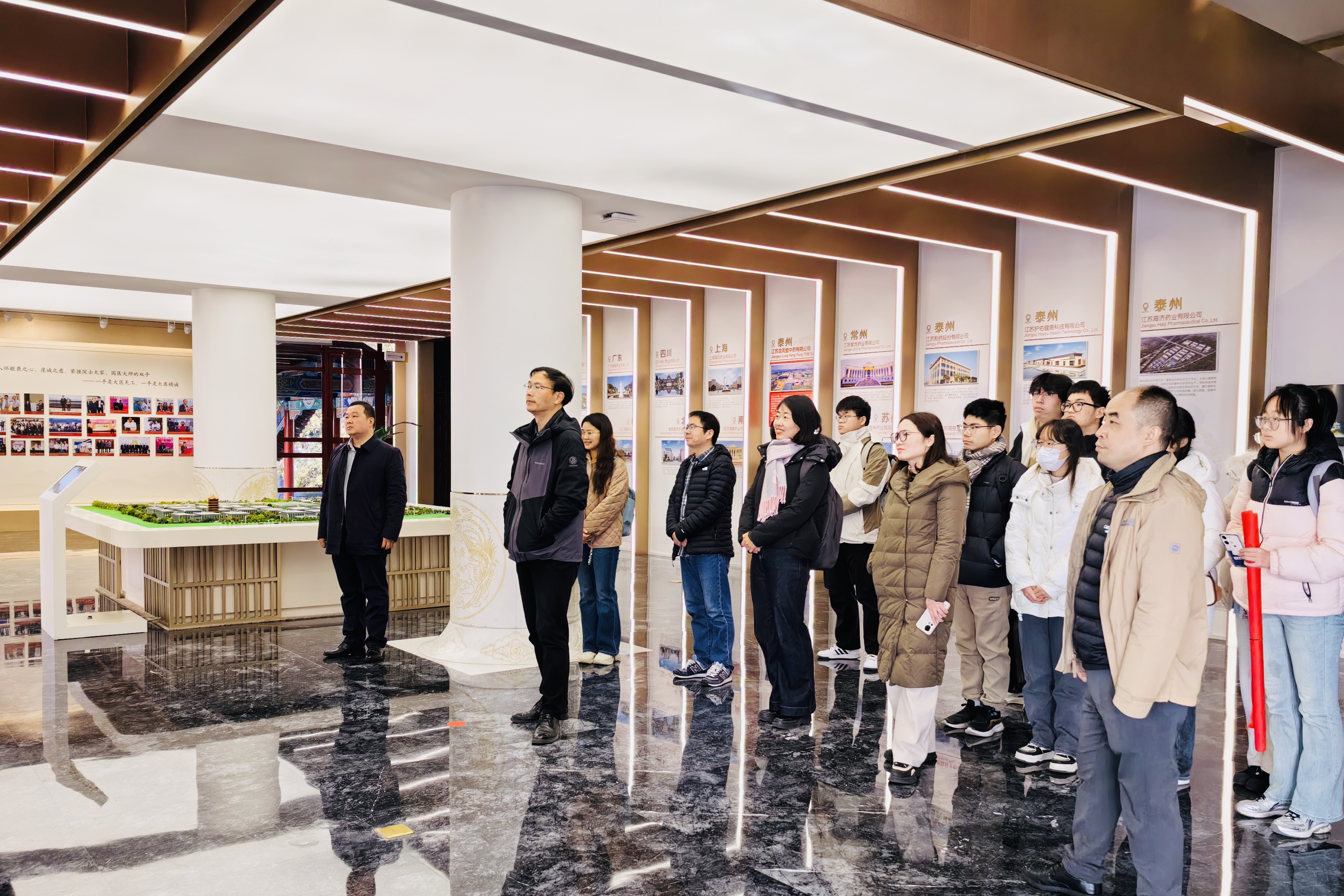 图1：参观龙凤堂中药展览馆