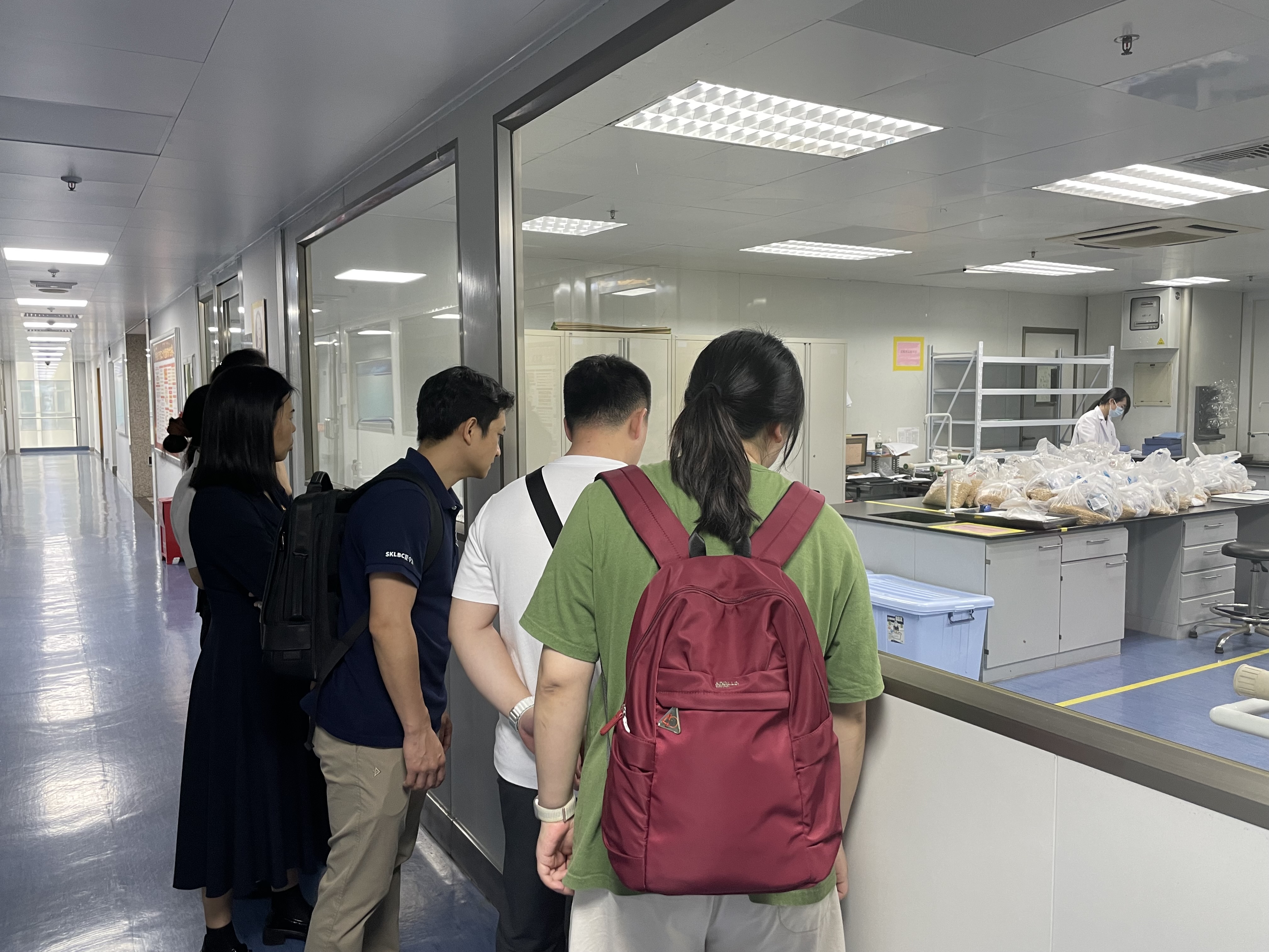 调研人员在深圳海关动植物检验检疫技术中心参观