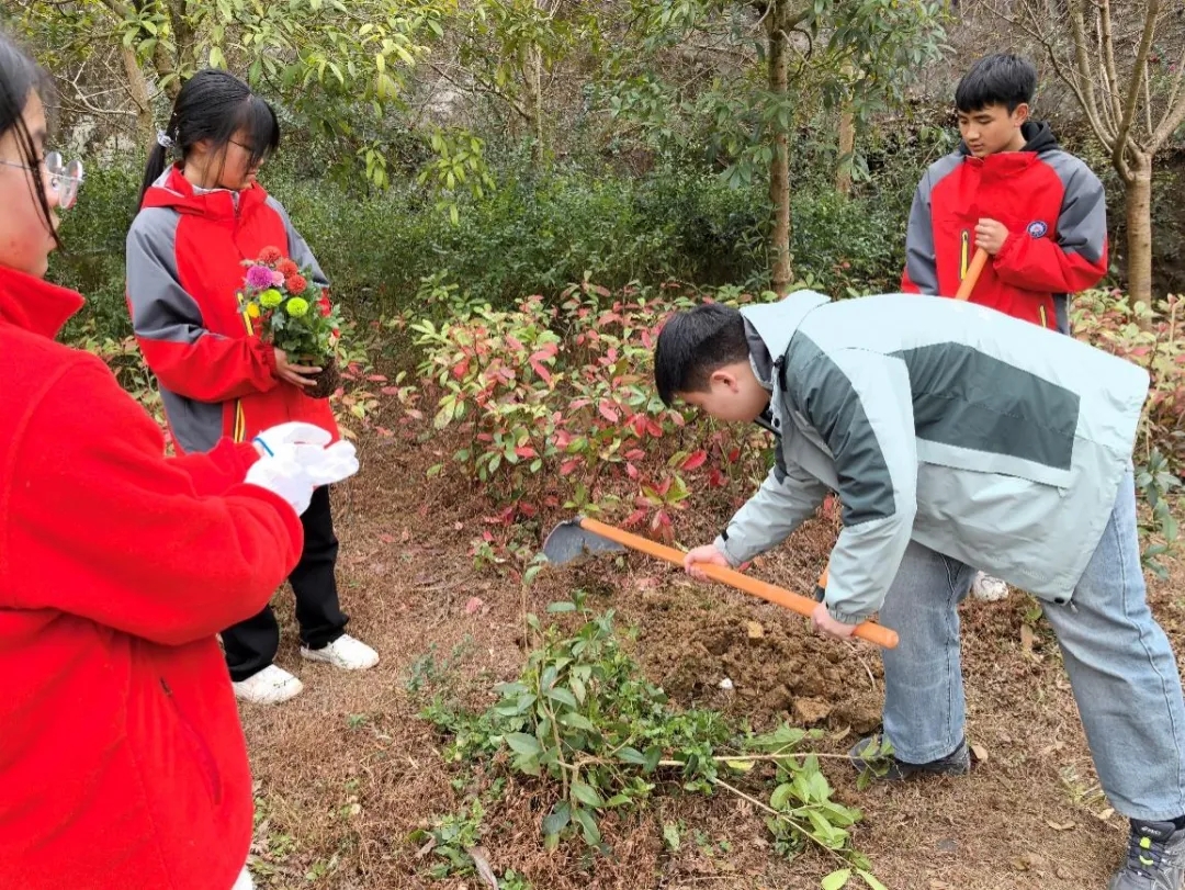 图为研支团成员指导学生栽种树苗