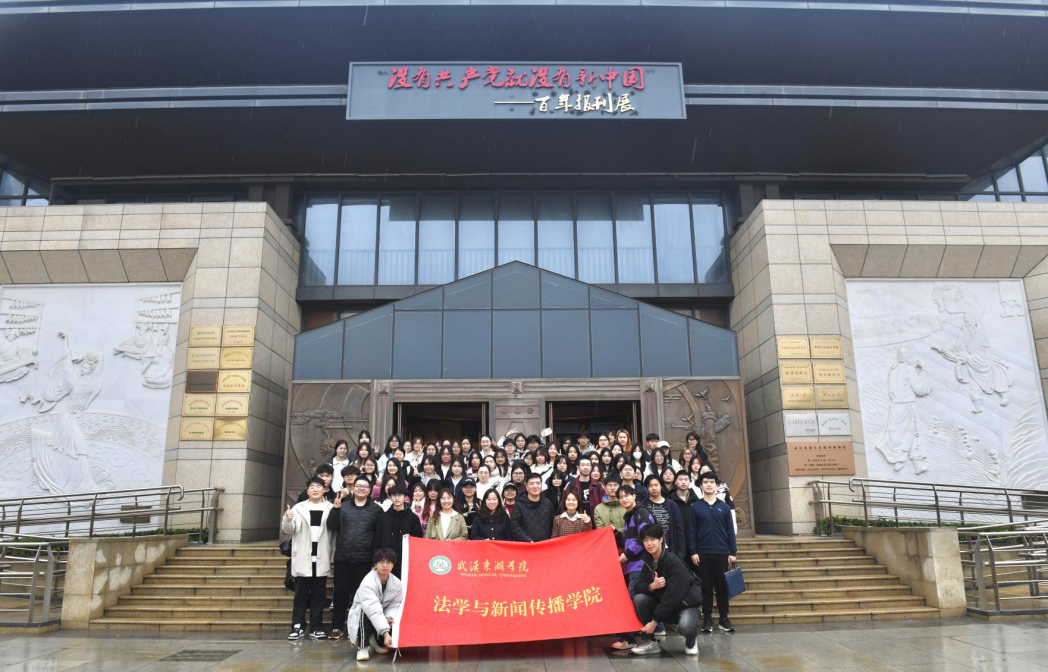 师生在展厅外合影