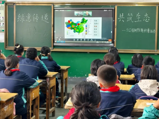 图为草业科技学院孙飞达教授为墨玉县第四小学学生开展植树节主题科普讲座