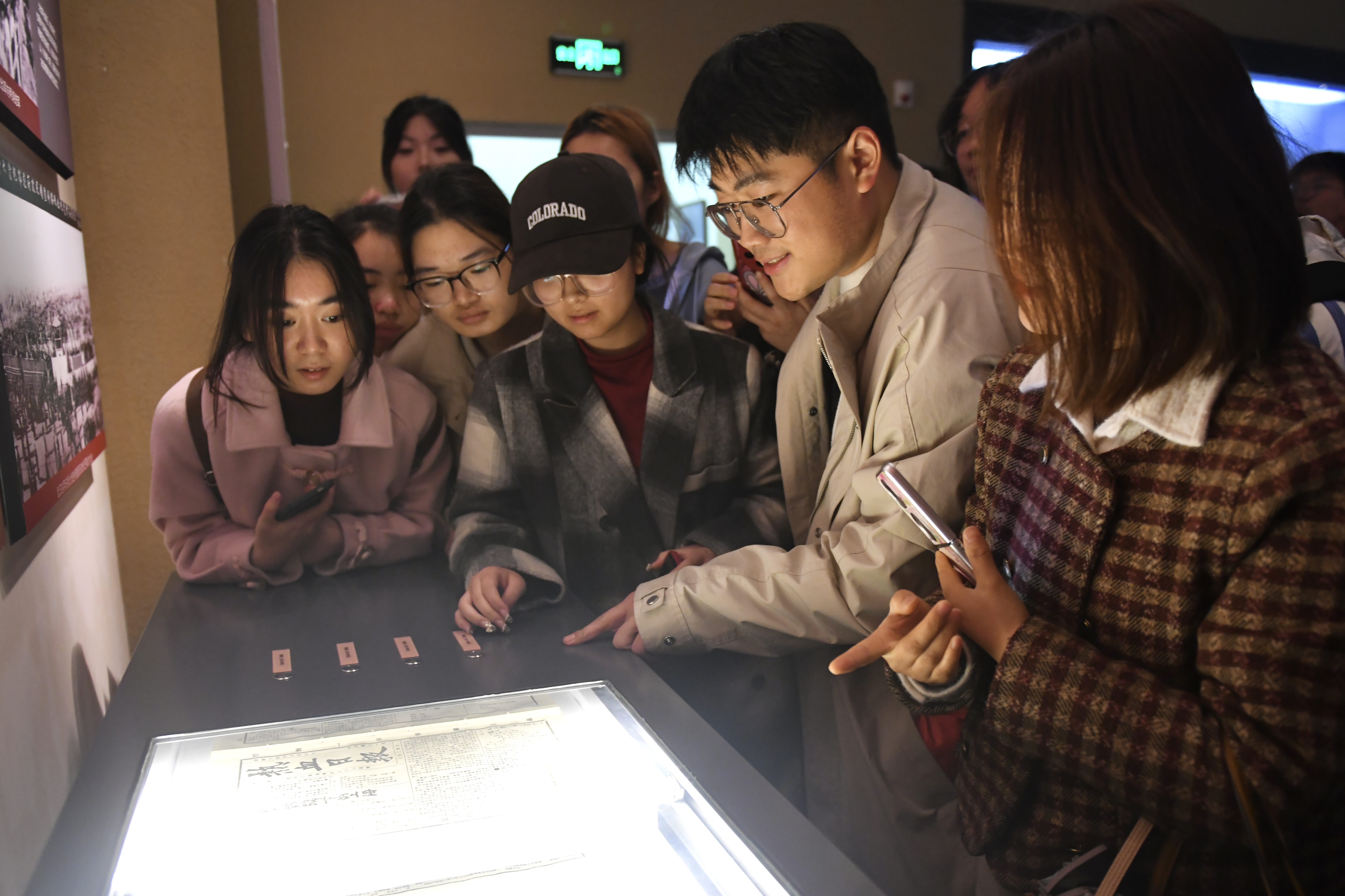 20250312师生一起观看展览