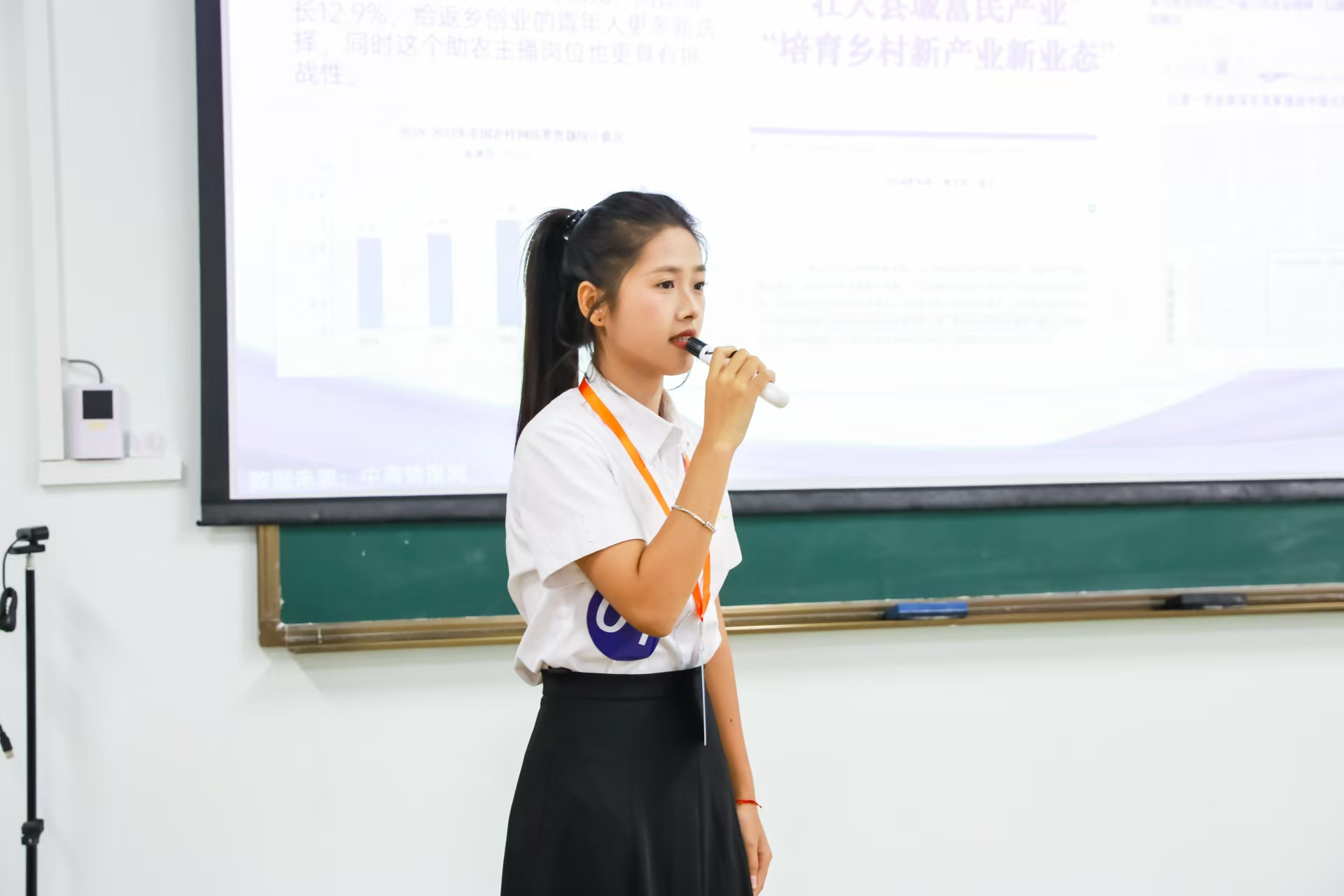 党员韩雪莲在第二届全国大学生职业规划大赛海南赛区决赛高教组成长赛道比赛