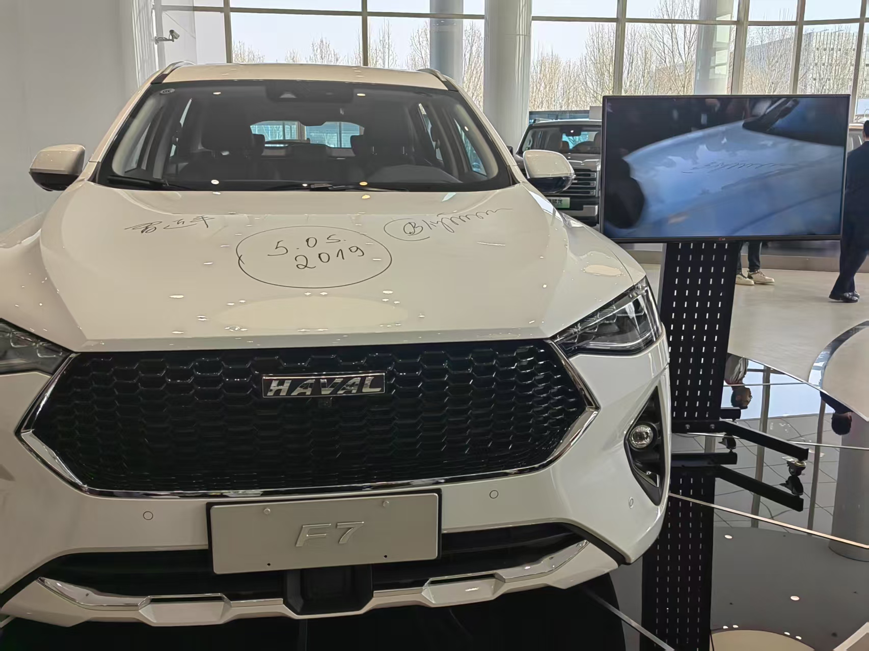 3图片展示的是2019年6月5日，国家主席习近平与俄罗斯总统普京共同签名的长城汽车图拉州工厂下线长城F7型SUV。