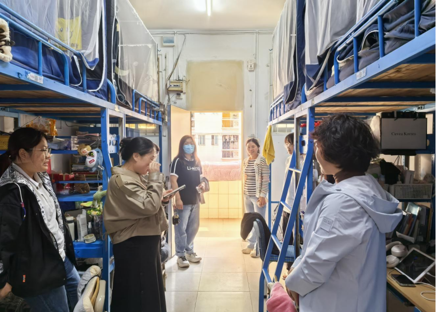 图2 走访小组深入女生宿舍