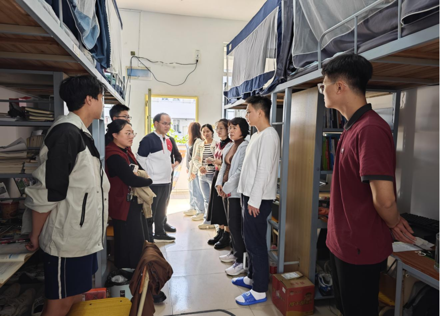 图1 走访小组深入男生宿舍