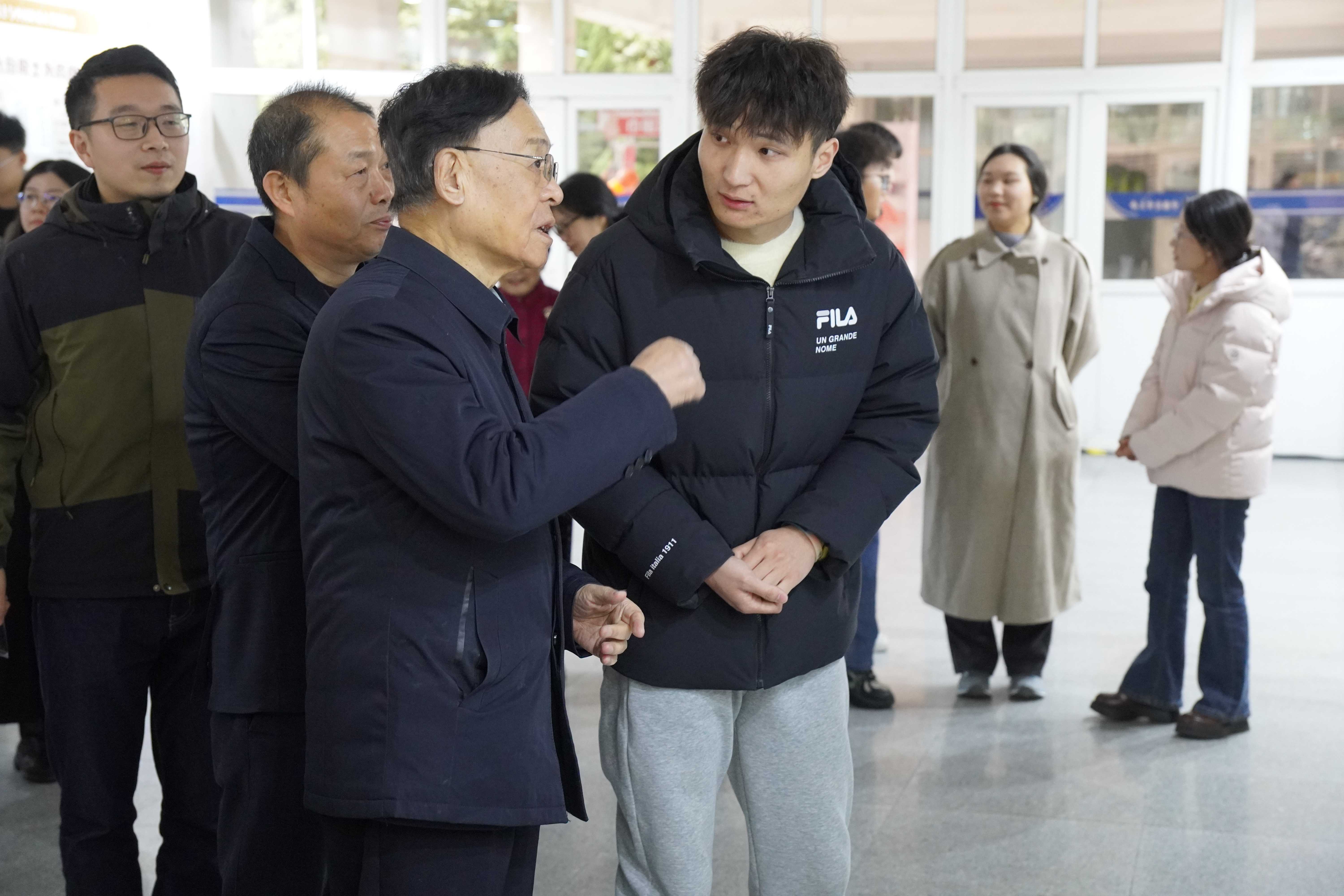 庄松林院士给予学生团队悉心指导(1)