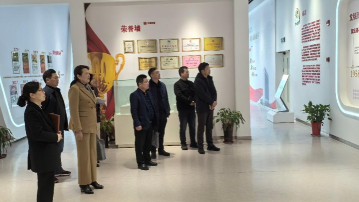 校党委委员、副校长戴世明带队赴龙信建设集团有限公司调研
