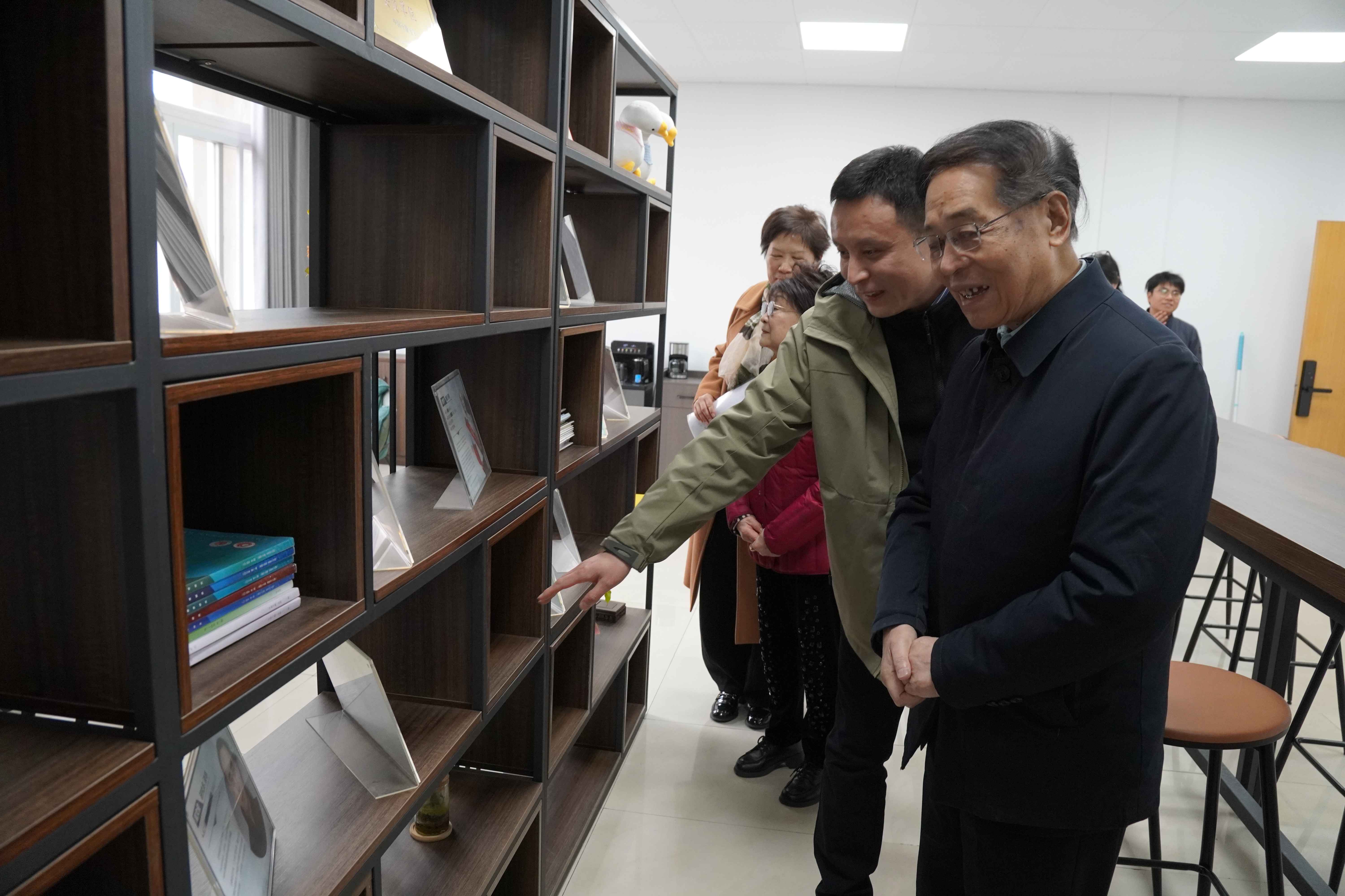 庄松林院士参观光电学院人才之家(1)