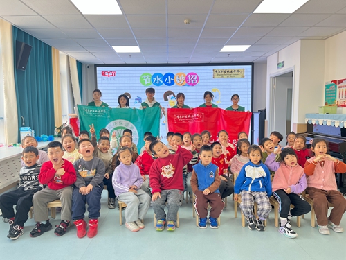 志愿者与小朋友合影留念