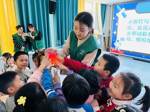 “爱化学”社向小朋友展示化学小实验