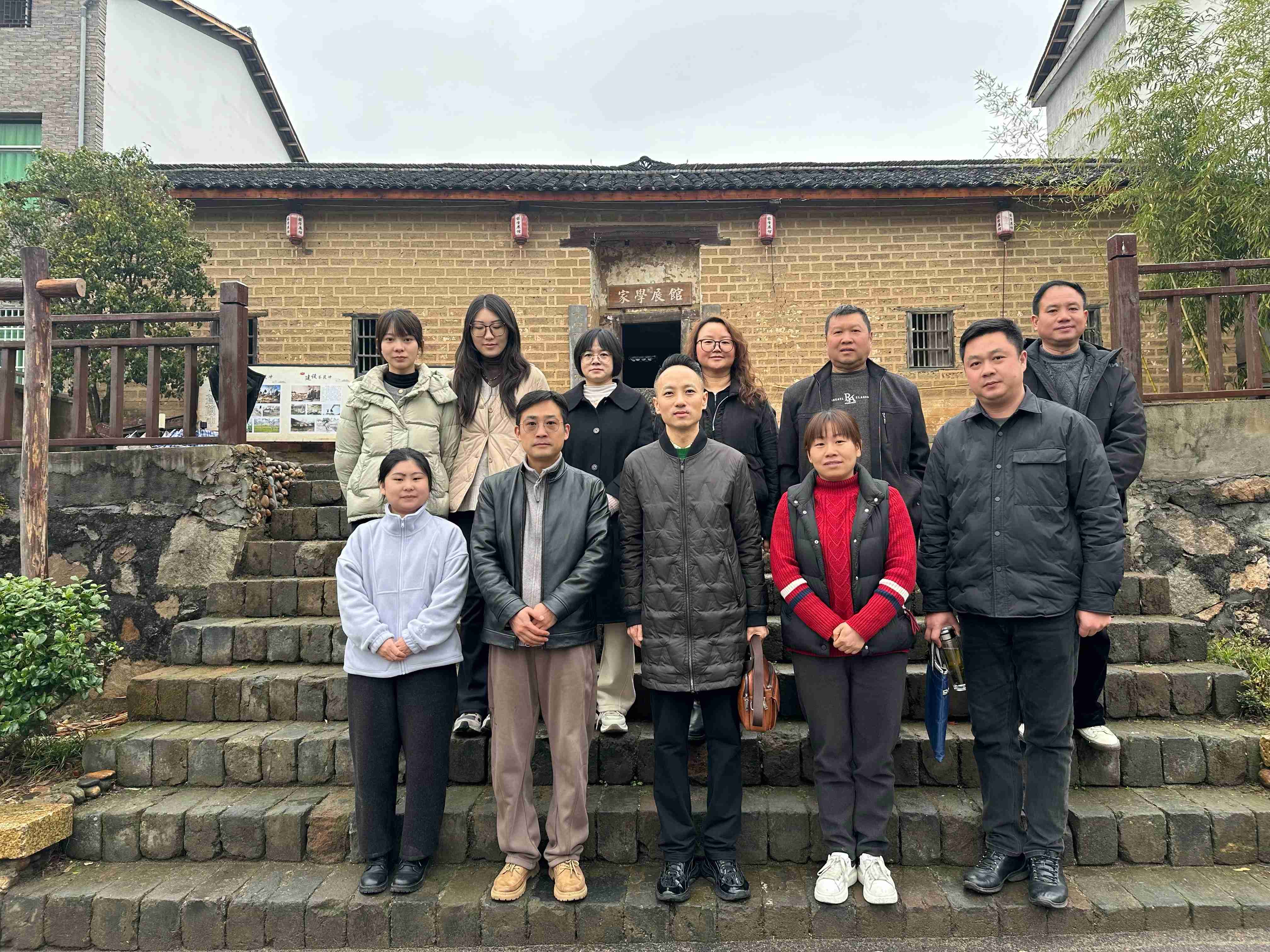 调研队于苍葭冲村研学基地与三里畈镇干部合影(1) 调研队于苍葭冲村研学基地与三里畈镇干部合影(1)