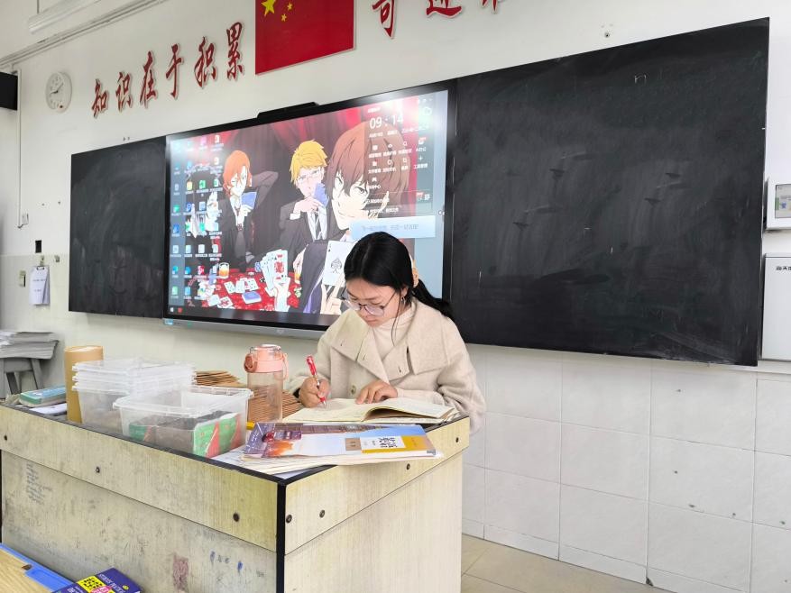 陈亚菊在课间批改作业