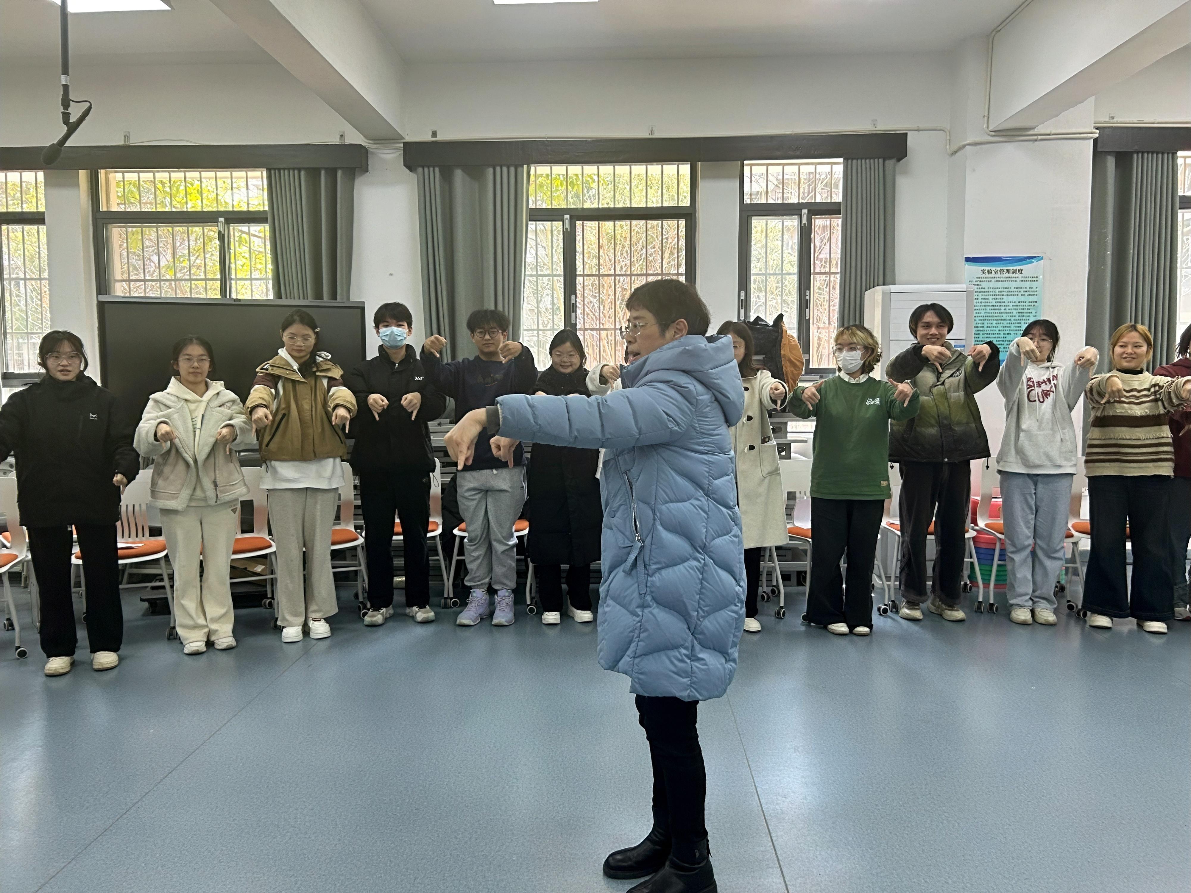 1.曾伏云教授带领团体体验