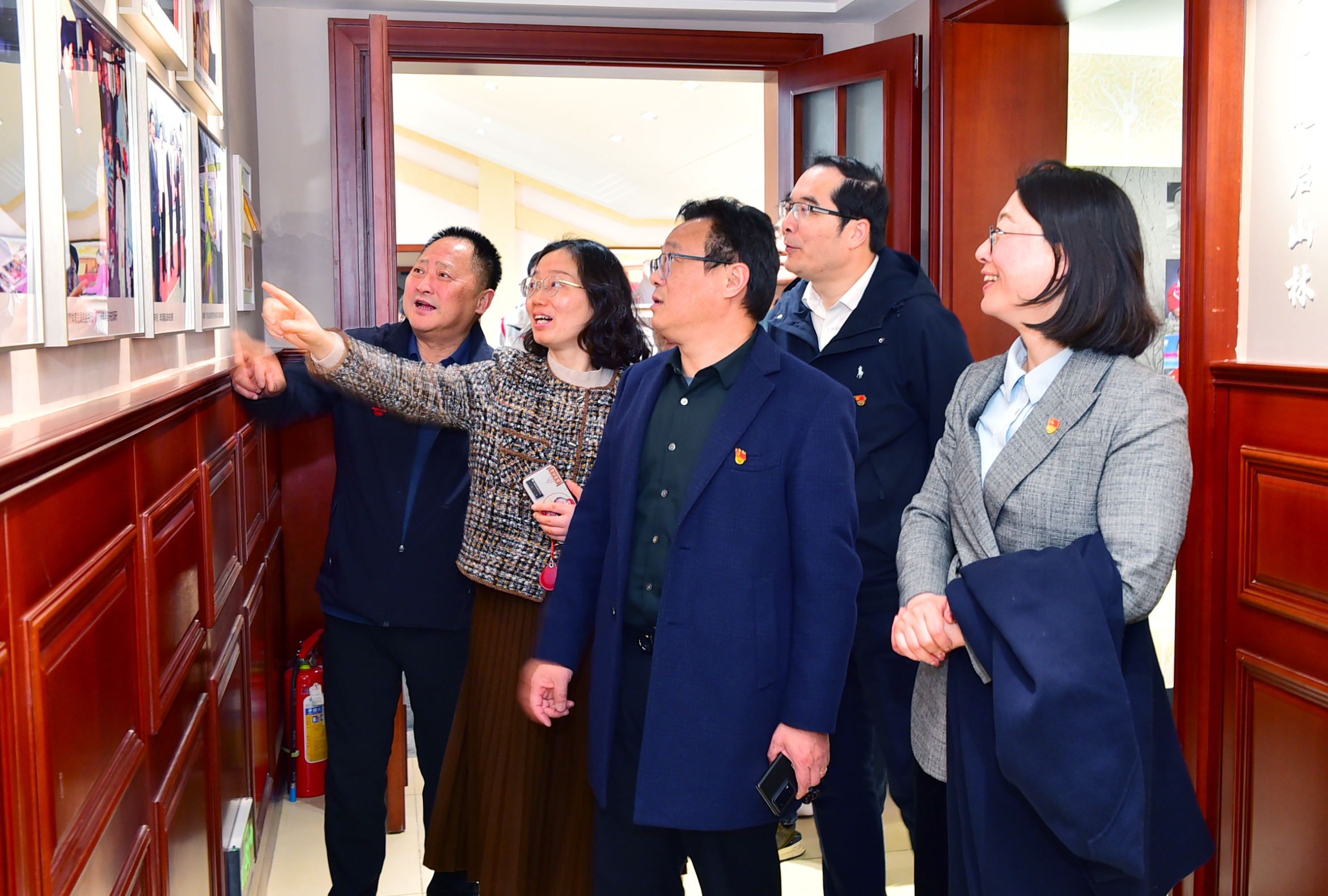 参观校史馆
