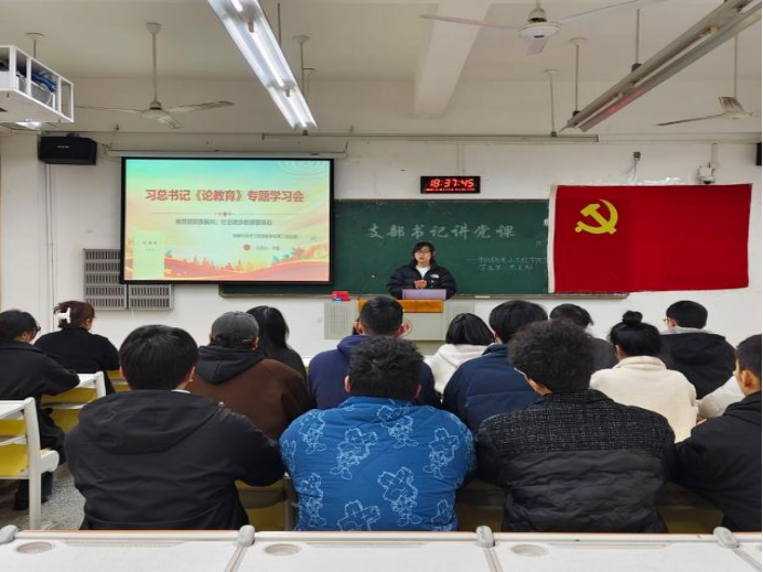 图为：李懿老师讲话