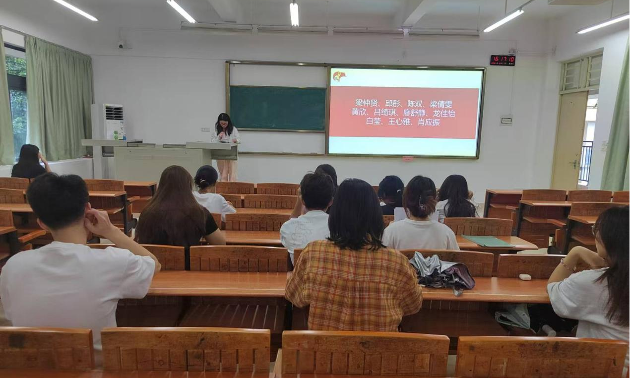 图3：龙佳怡同志进行心得分享