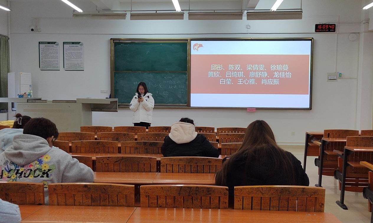 图2：黄欣同志进行心得分享
