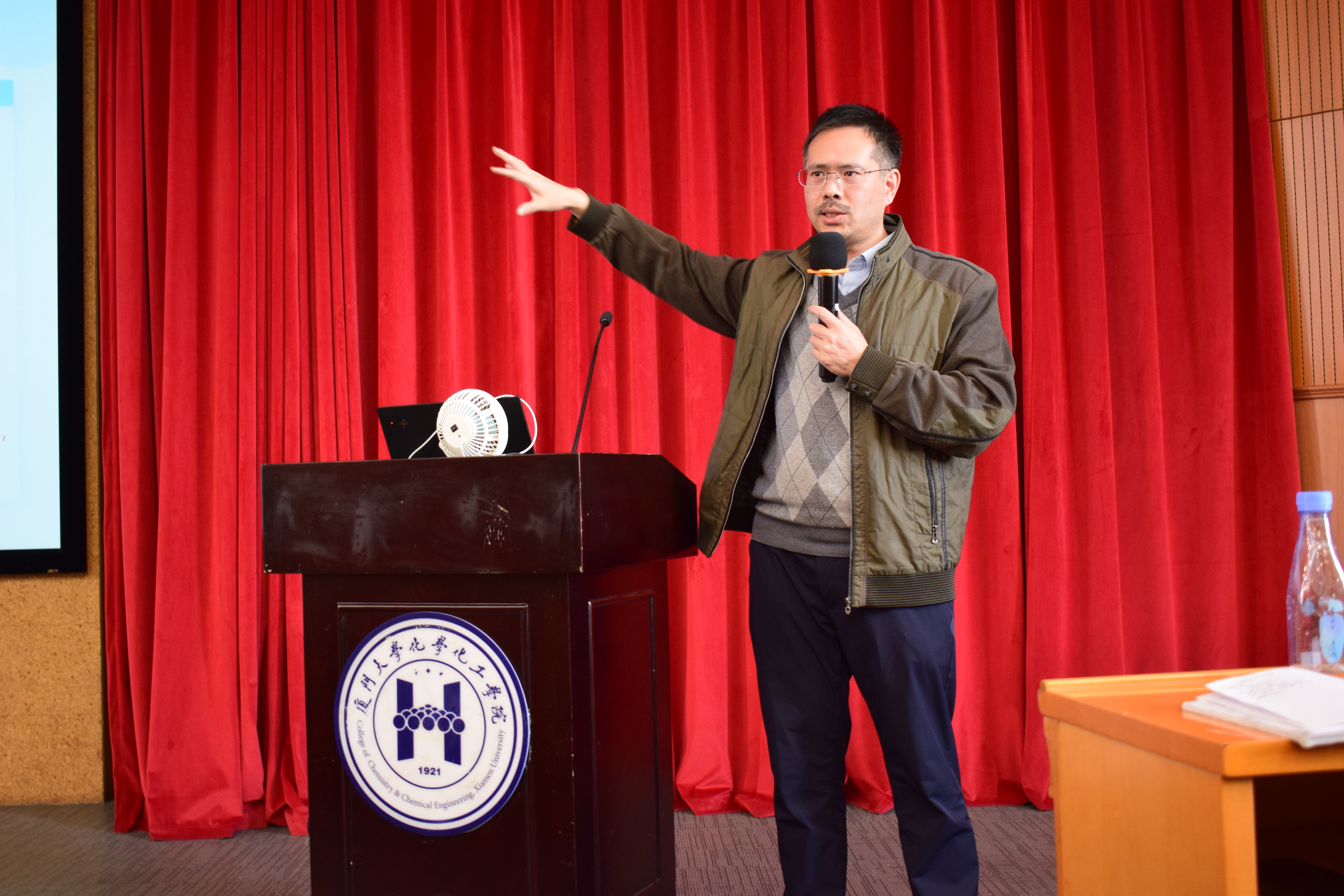 学院“先锋讲坛”聚焦DeepSeek大模型赋能高校教学科研 2 学院“先锋讲坛”聚焦DeepSeek大模型赋能高校教学科研 2